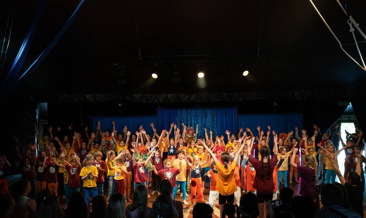 Zwei Wochen Tagesferien im Circus, 180 Kinder aus der Region, Lachen, Turnen, Singen, Spielen und ganz viel Spass! Das waren die Circus Camps 2026!
Wir bedanken und bei allen Artistinnen und Artisten für das Dabeisein, dem ganzen Team für die fürsorgliche und kreative Betreuung, allen Stiftungen und Institutionen für die Unterstützung und der Station Circus Basel für das wunderschöne, romantische Circusdorf, welches unser Zuhause auf Zeit war.